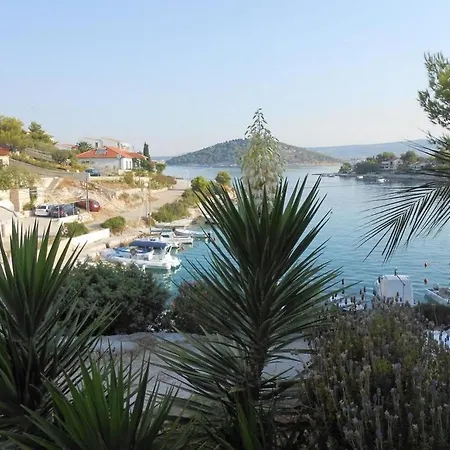 In With Sea View, Terrace, Air Conditioning, Wifi 5150-1 公寓 Ražanj