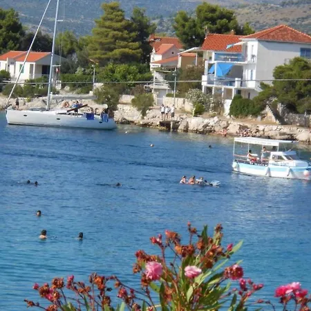 In With Sea View, Terrace, Air Conditioning, Wifi 5150-1 公寓 Ražanj